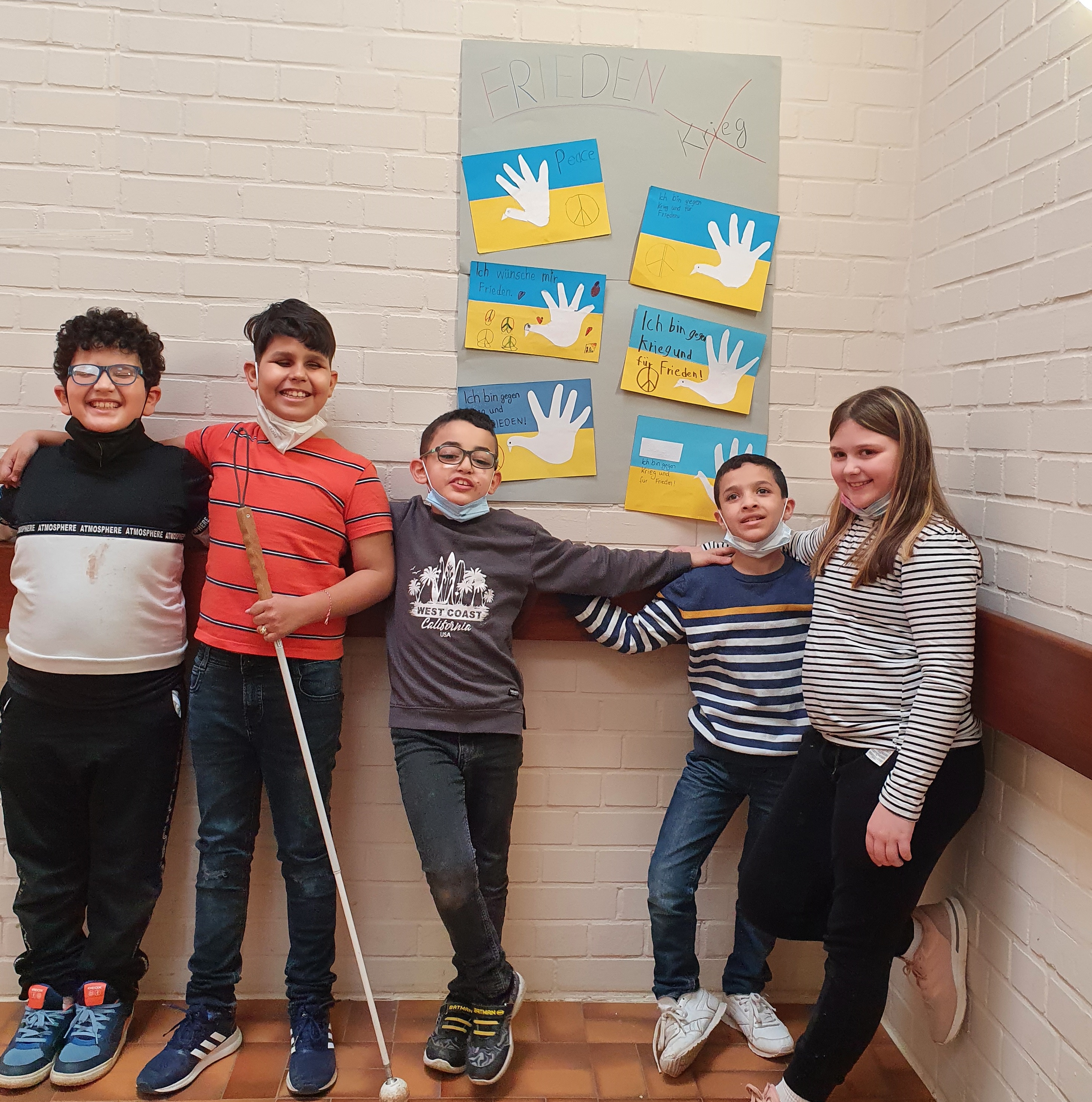 Sch%C3%BClerinnen%20und%20Sch%C3%BCler%20der%20Grundschule%20mit%20Friedensplakat Sch%C3%BClerinnen%20und%20Sch%C3%BCler%20der%20Grundschule%20mit%20Friedensplakat